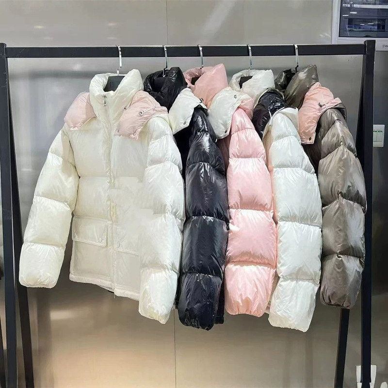 Mengjia 5-color embroidered down jacket for women, 26 winter collection, with letter patches, large pockets, and a fashionable hooded design Mengjia 5-color embroidered down jacket for women, 26 winter collection, with letter patches, large pockets, and a fashionable hooded design