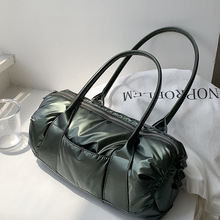 充棉羽绒波士顿复古亮面单肩包2024时尚小众设计大容量手提枕头包