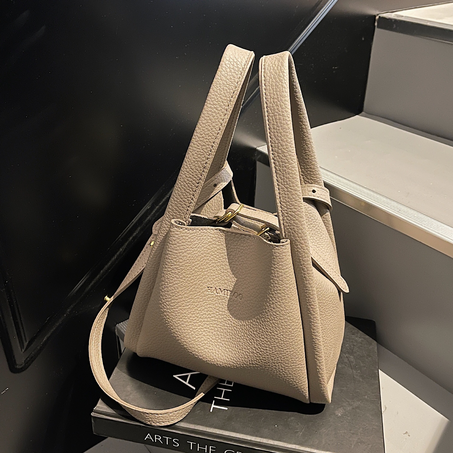 Bolsos de moda de nicho retro para mujer 2025 verano nuevo bolso de mensajero bolso de cubo de moda de alta gama bolso de hombro