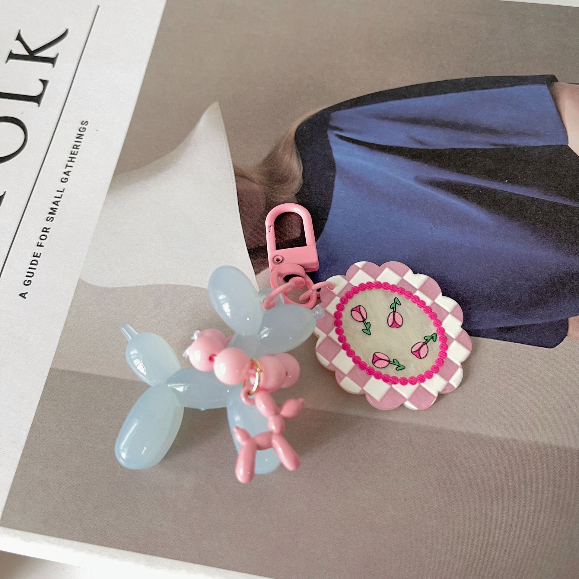 Cachorro rosa claro + Perro globo azul