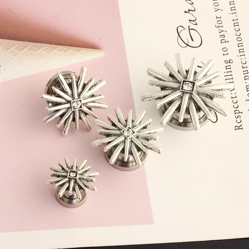 Pointed titanium steel lip stud product view