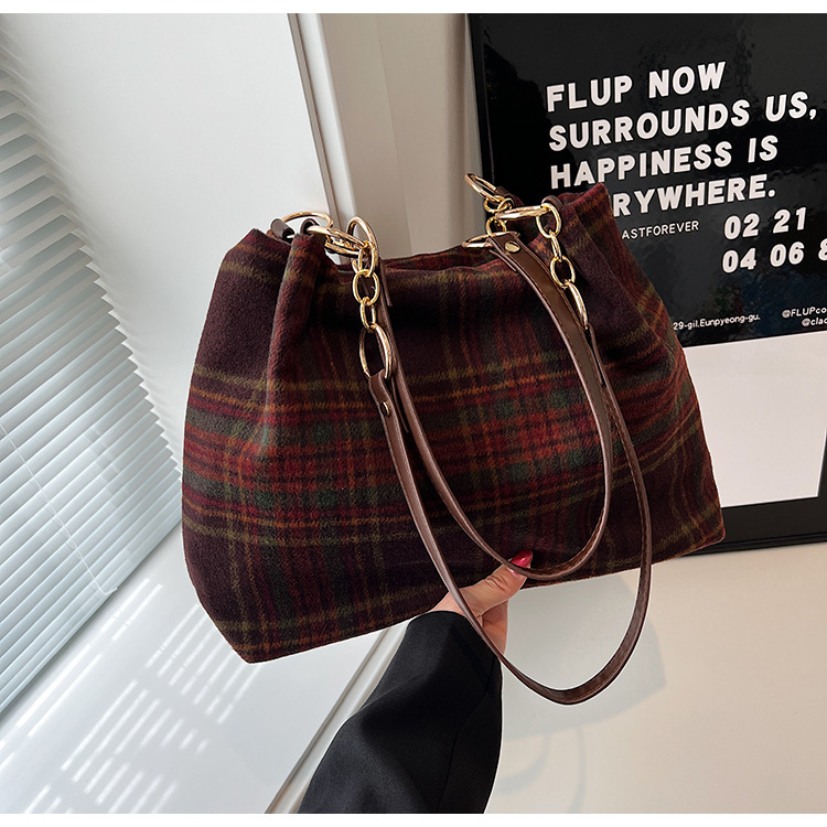 Large capacity tote female niche design, commuting outdoor travel bag, high-end casual autumn and winter new item_voghion.com