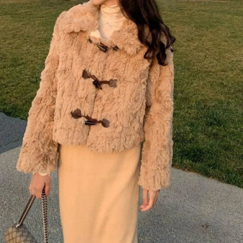 대학 스타일 귀여운 카울링 코트 여성의 2024 가을과 겨울 새로운 모피 하나의 짧은 두꺼운 봉제 탑