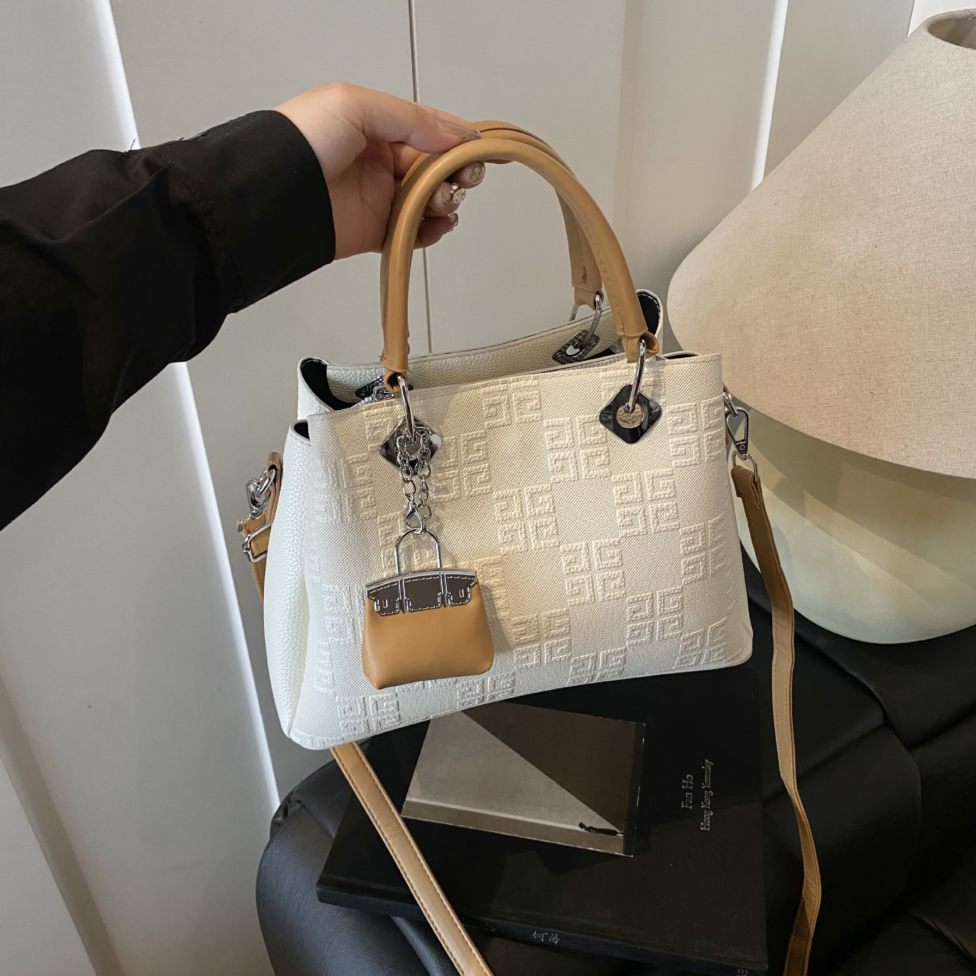 Bolsa de mano transfronteriza nueva alta sensación de bolso pequeño relieve de alto valor de la cara, moda versátil bolso de hombro extranjero bolso de mochila