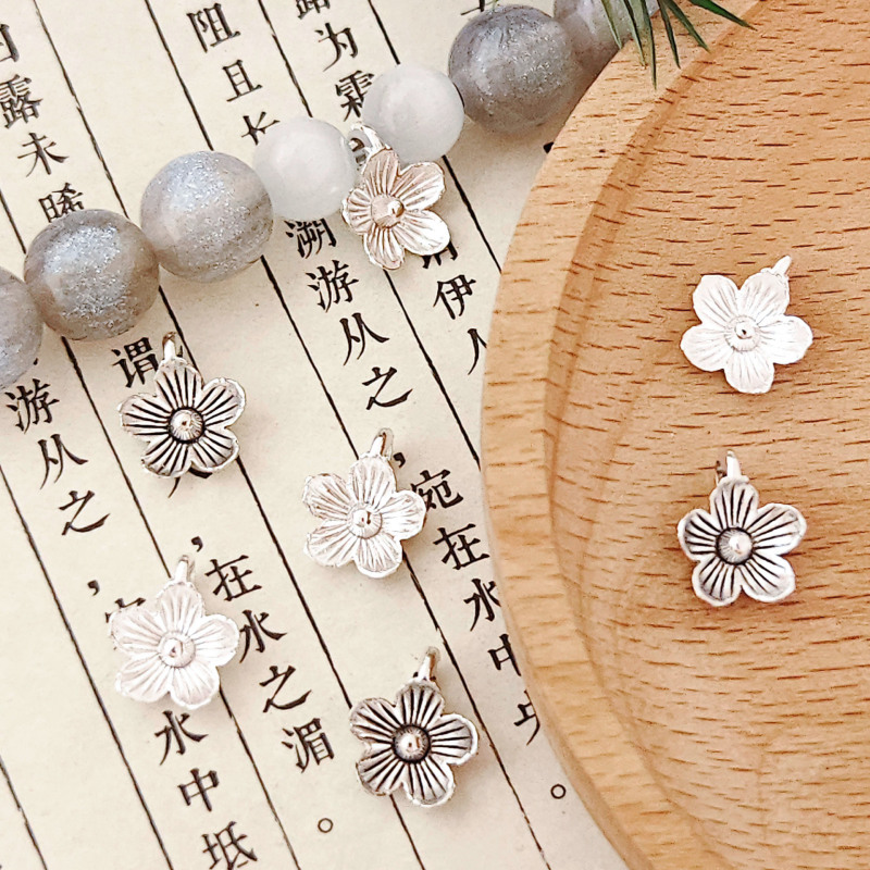 Vintage alloy flower pendant Xizang silver antique silver hand-woven diy necklace bracelet jewelry accessories material Vintage alloy flower pendant Xizang silver antique silver hand-woven diy necklace bracelet jewelry accessories material