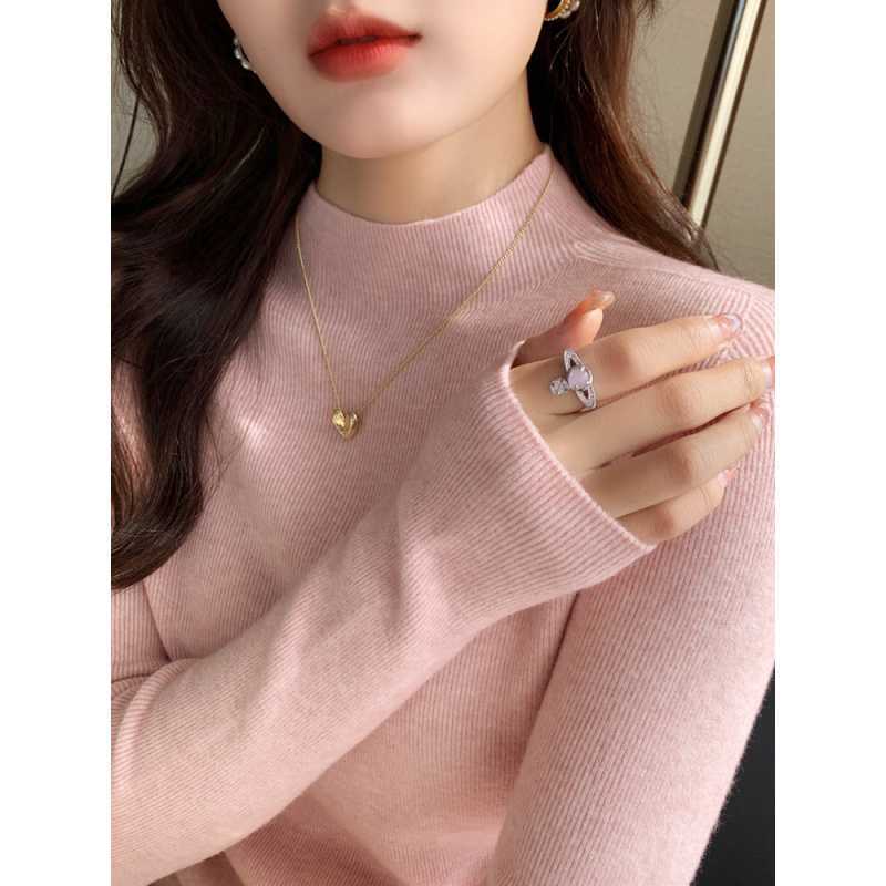 High-neck cashmere turtleneck base layer top for women, a trendy new style for autumn and winter 2026, featuring a sophisticated knitted sweater.