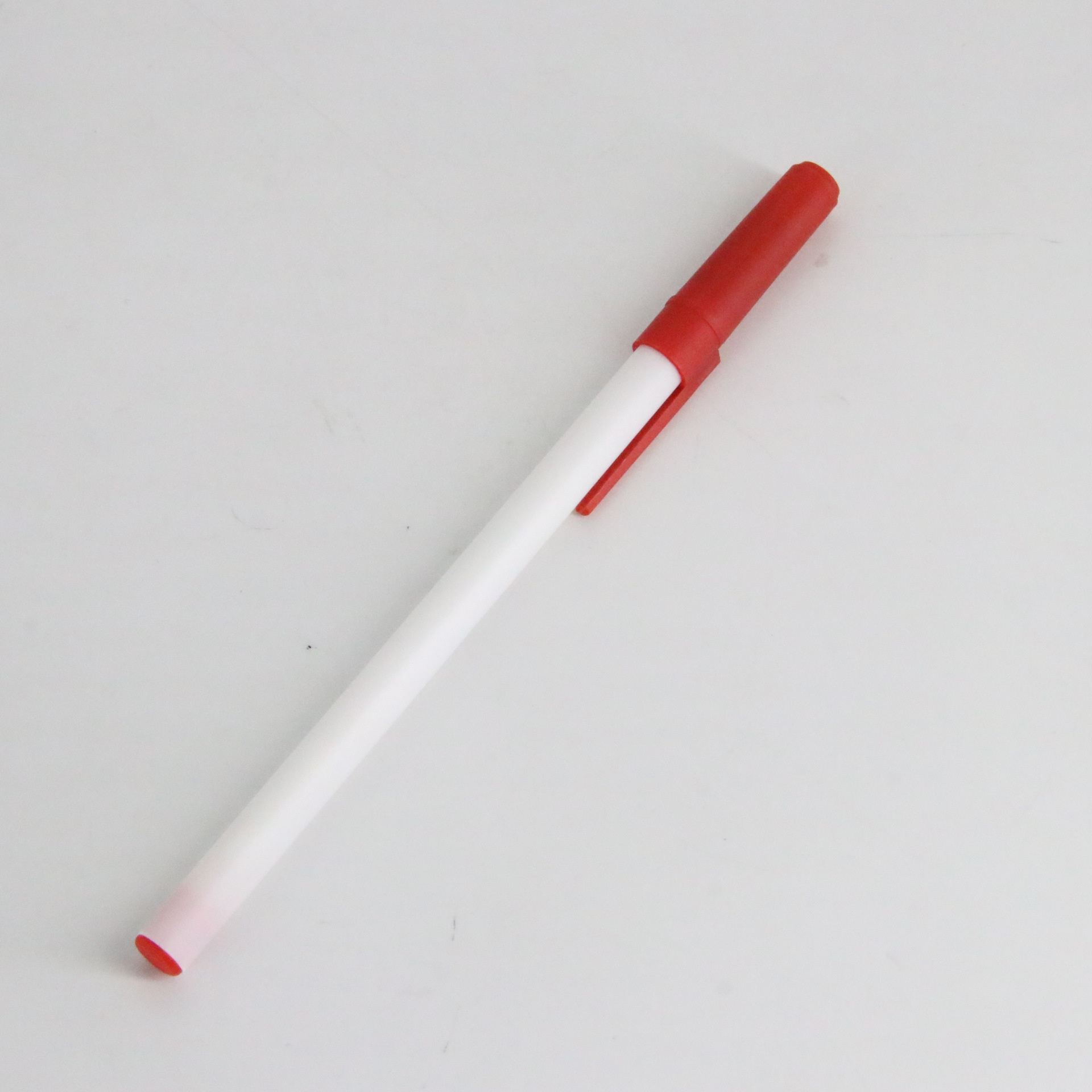 Inserte bolígrafo de plástico logotipo láser Bullet recargar fábrica al por mayor bolígrafo de plástico directo al por mayor