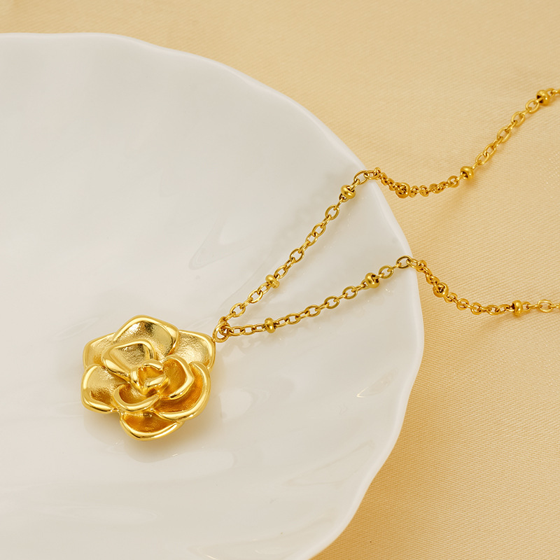 Collar de rosas de acero inoxidable transfronterizo de Europa y América INS 18K estilo de alto nivel colgante flor joyería cadena clavícula