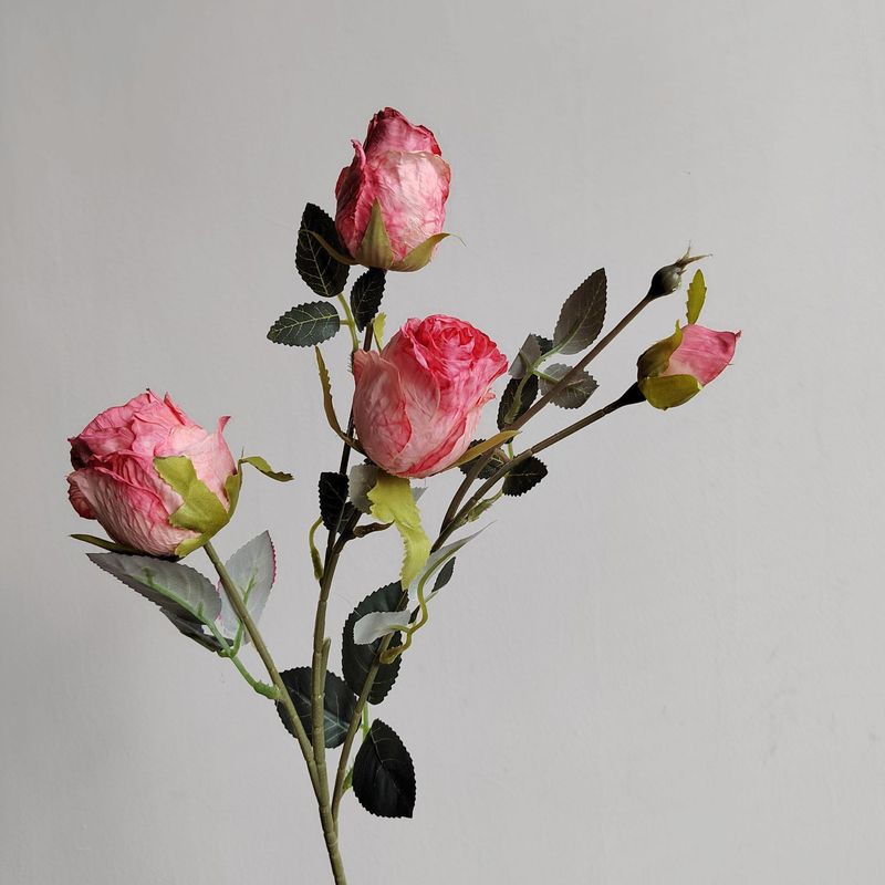 レトロな四頭のフランスのバラの花を焼いて花束の造花の乾いた花を飾って客間の食卓の花の装飾品を飾る|undefined
