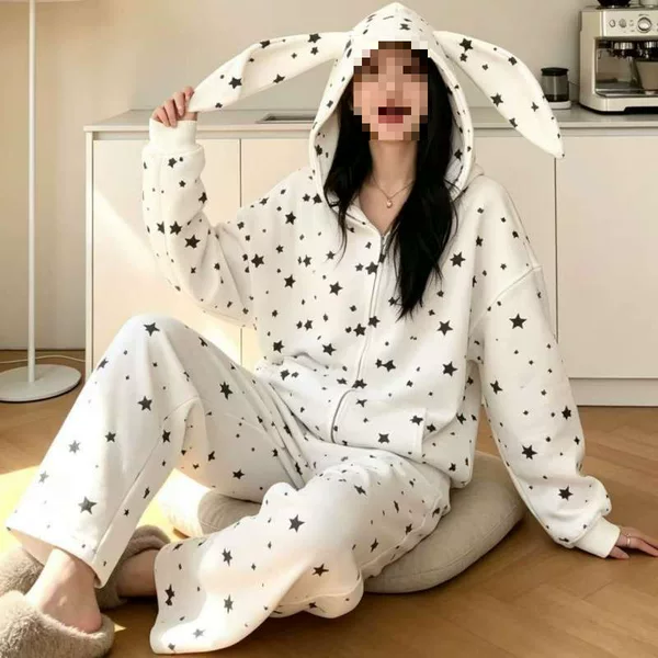 Stylish and versatile women’s casual set for autumn 2026: a hooded sweatshirt and a pair of pants, creating a relaxed and chic look. New autumn/winter collection