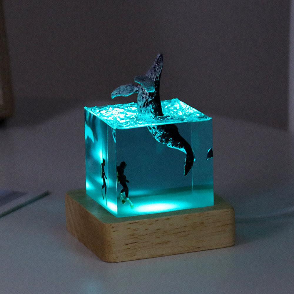 Cube whale ornament colorful lamp holder (humpback whale-entering the water)