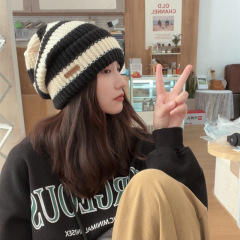 冬の暖かい毛糸の女性の帽子の山の帽子は厚い韓国版のストライプが色のニットの帽子の大きい頭の周りに顔を見せます。