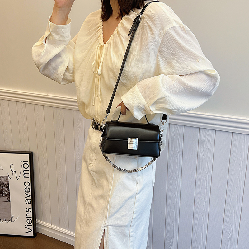 Bolso de moda de nicho de cadena de mano de mujer 2024 nuevo estilo simple popular bolso de hombro pequeño textura mochila