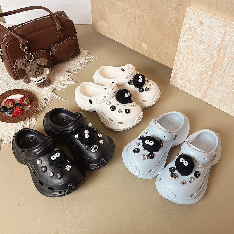 Пещерные туфли женщины 2025 новый летний премиум чувство моды мультфильм милый маленький угольный мяч сетка красные ленивые сандалии тапочки