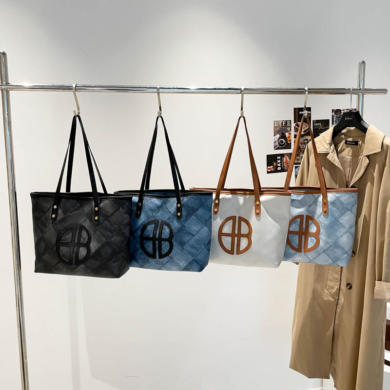 Colores contrastantes empalmados bolsos de gran capacidad para mujeres 2025 nuevo retro versátil viaje bolsos de hombro bolsos de moda debajo de la axila