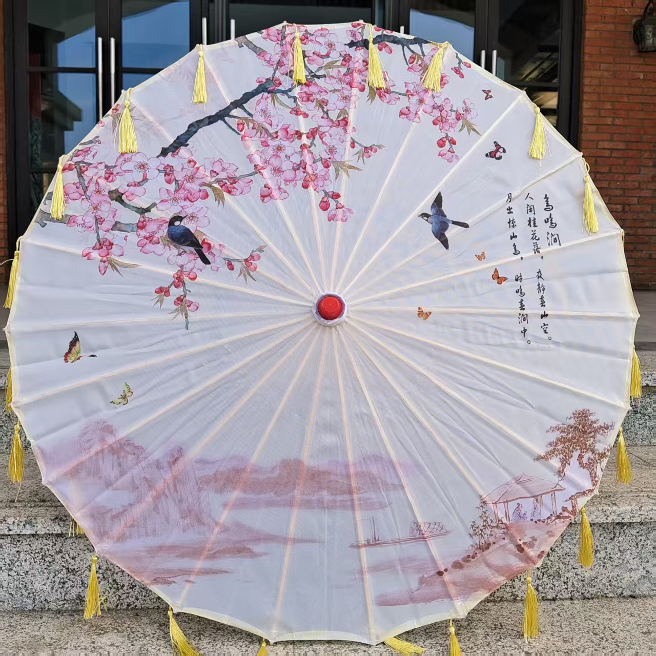 봄 매화와 노란색 술