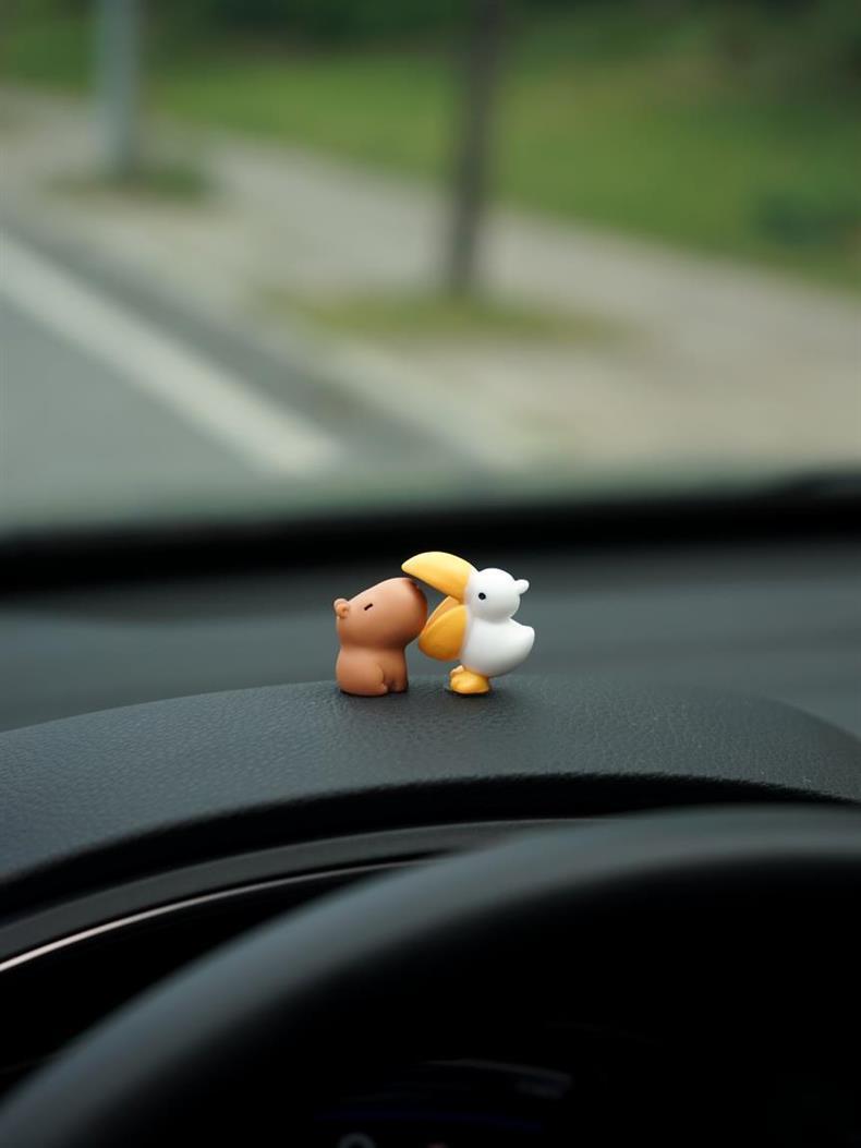 Während der Arbeitszeit ist es verboten, Kollegen zu essen. Dekorative Kleine Auto-Ornamente, Mini Niedliche Weibliche Pelikan- und Capybara-Figuren – Detail 6