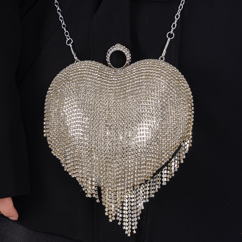 Serata fiabesca transfrontaliera in stile francese con nappe e strass, borsetta a forma di cuore, festa e banchetto alla moda._voghion.com