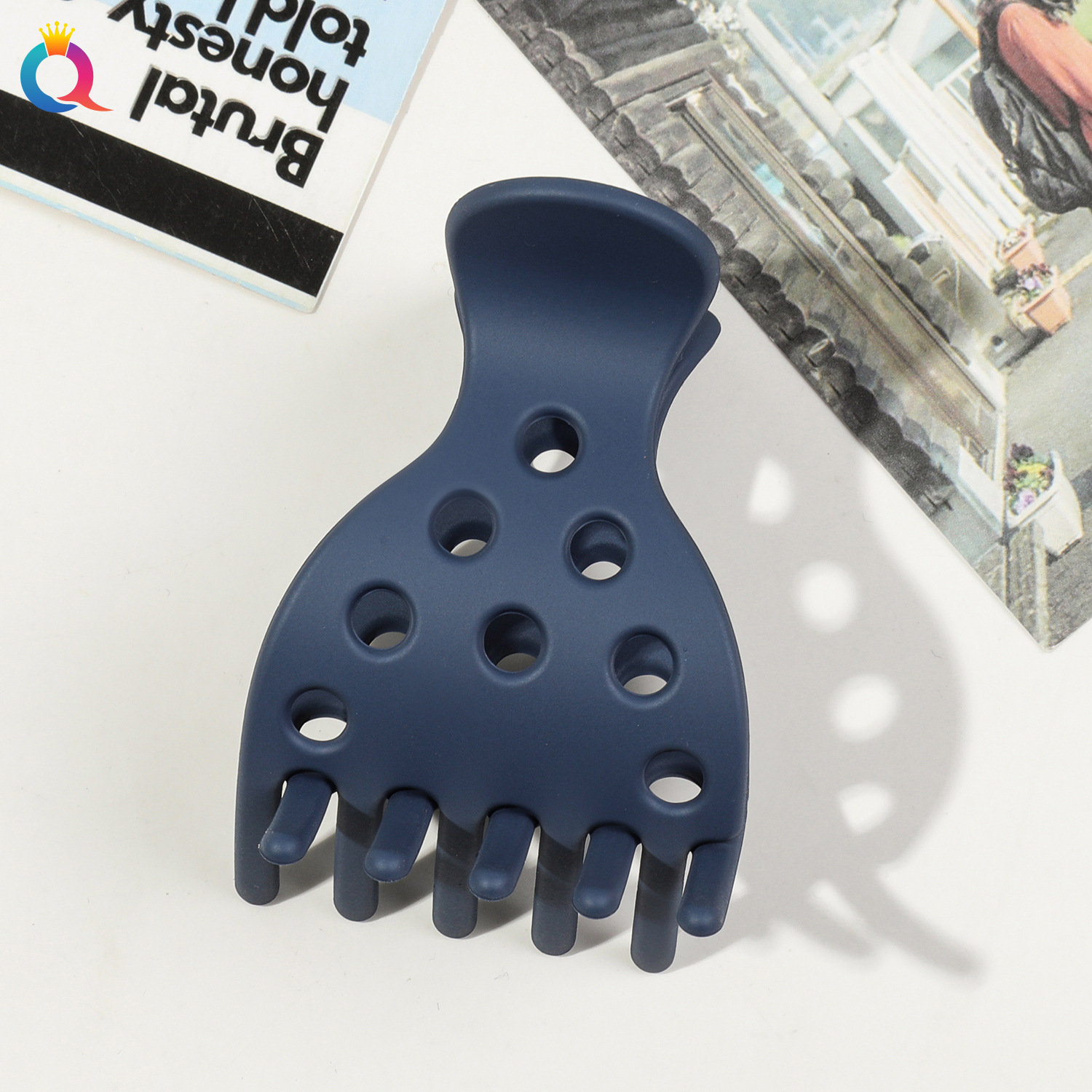 奇阅跨境新款PC草莓抓夹女秋冬高级感后脑勺盘发发夹鲨鱼夹发饰