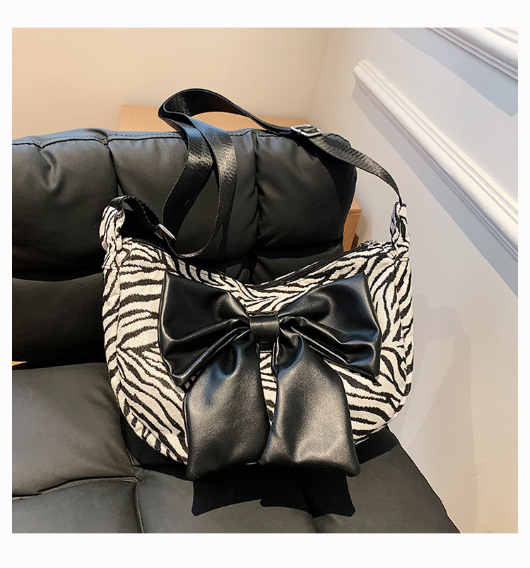 Zebra Pattern Shoulder Messenger Dumpling Bag Wholesale Nihaojewelry display picture 1