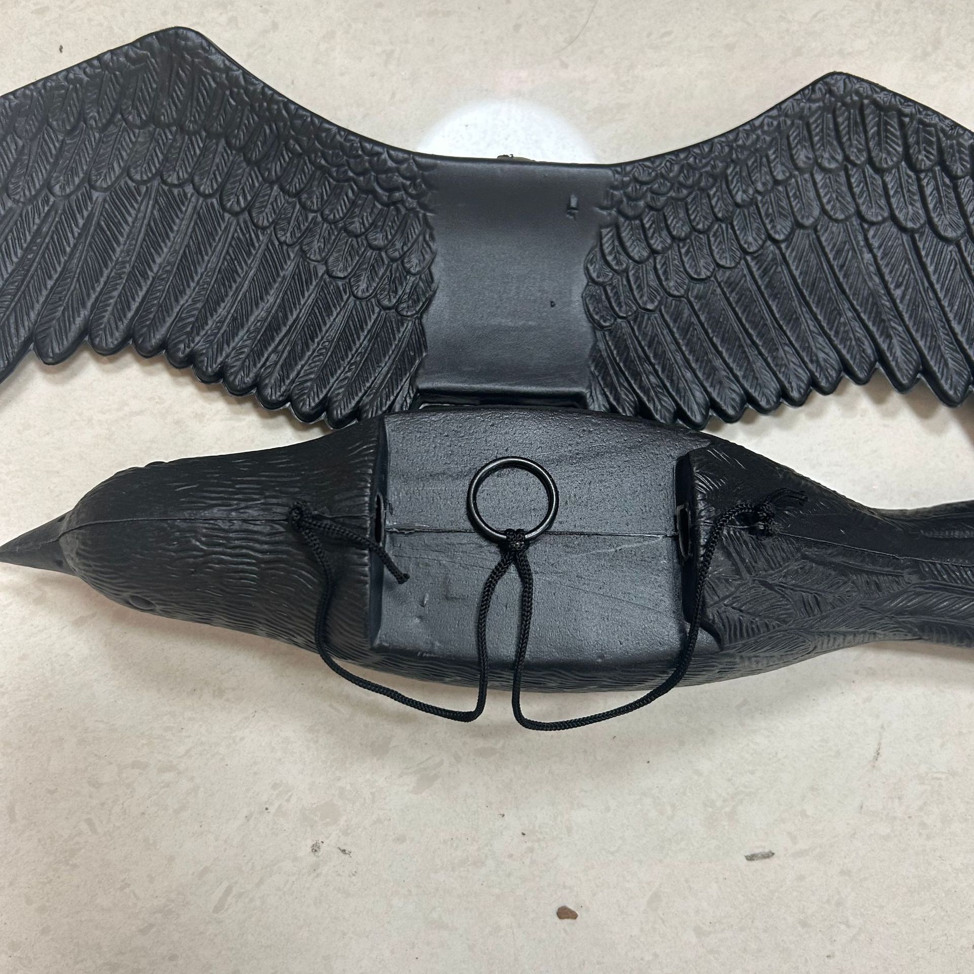 Suministro exclusivo transfronterizo de decoraciones de cuervos voladores, cuervo volador de plástico realista con alas.