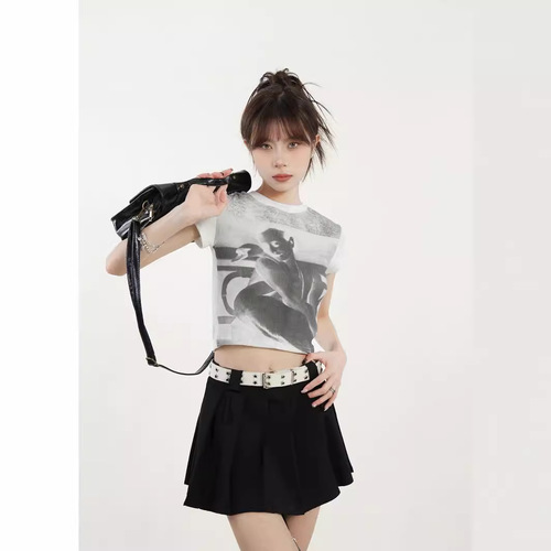 American Retro Short-Sleeve T-Shirt for Women - Summer New Arrival, Regular Shoulder Fit, Slimming Design, Unique and Bold Style, Short-Sleeve Top