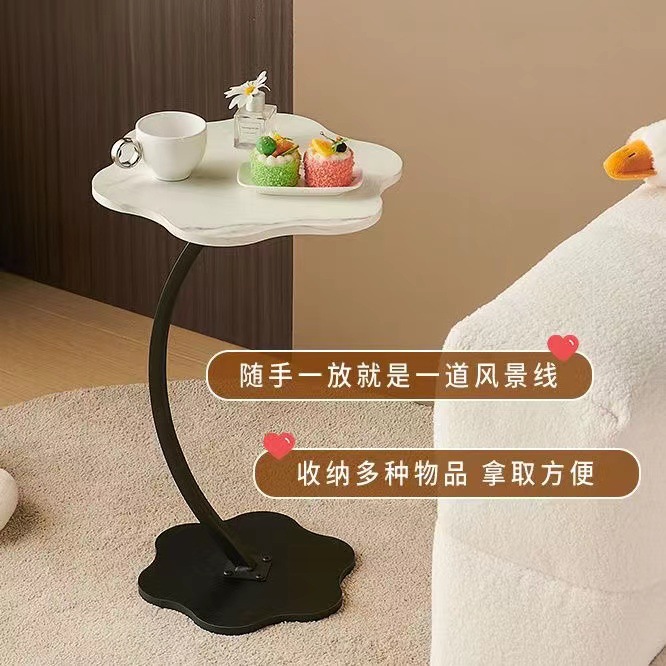 Cream viento y nubes en el lado de la mesa de té pequeña para uso doméstico en el lado del sofá de la sala de estar en el lado de la mesa de la esquina del dormitorio moderno y simple