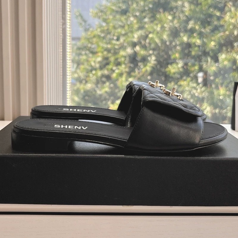 Zapatillas de botón de mochila pequeña fragante de viento para mujeres con zapatillas de fondo plano negro verano 2025 nuevas zapatillas de playa para mujeres