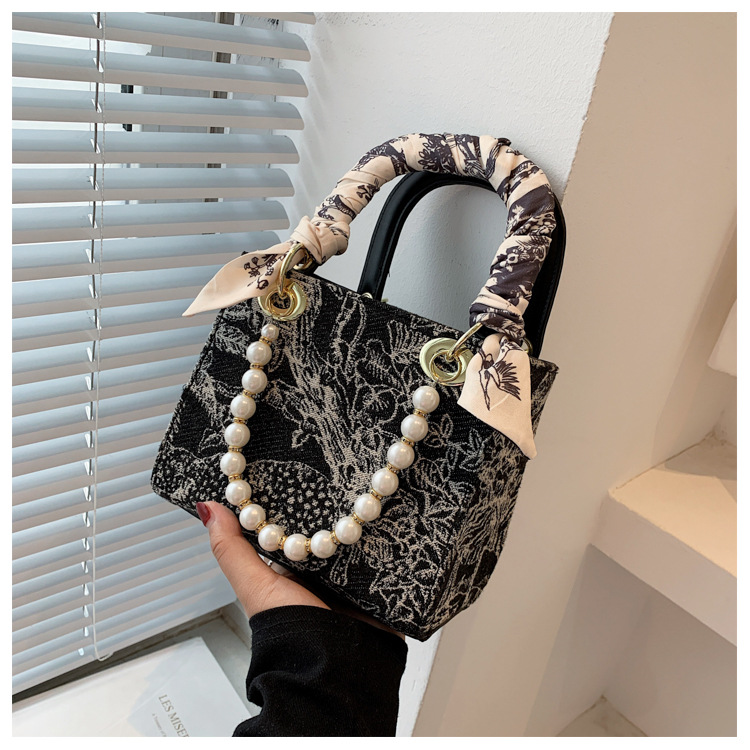 Fashion Plaid Pattern Pearl Chain Cross-body Handbag display picture 13