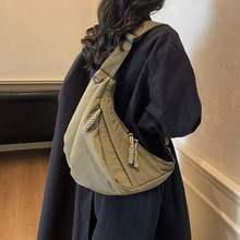 斜挎包包女2025新款大容量单肩包运动百搭饺子包女休闲通勤背包