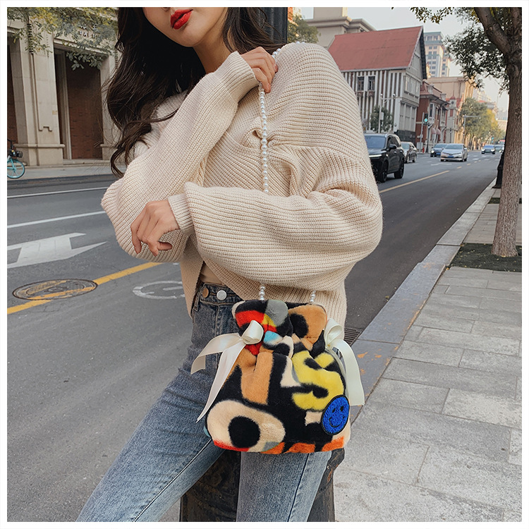 Niche Small Bag Female Bag 2021 New Fashion Plush Velvet Pearl Chain Messenger Bag display picture 7