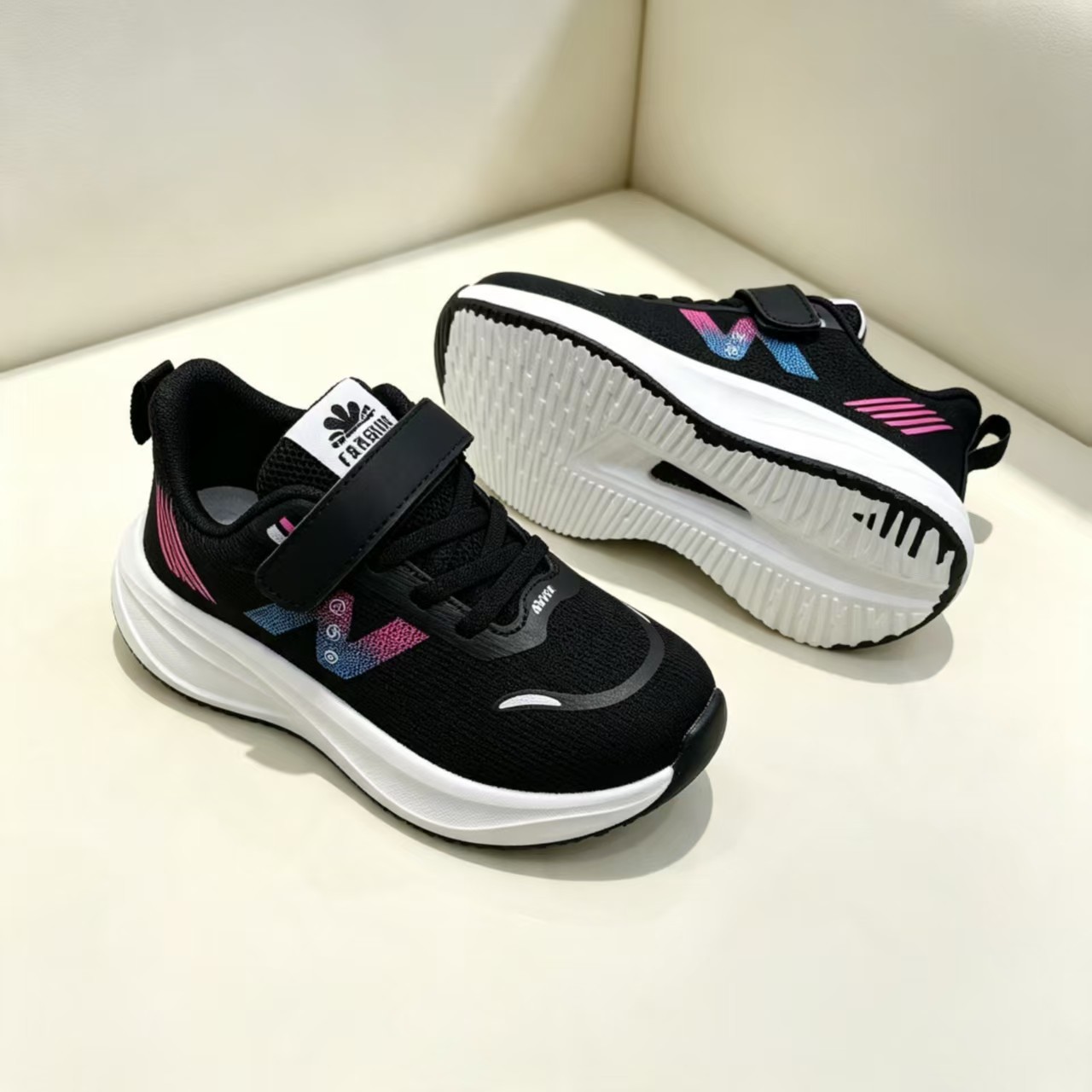 Zapatos deportivos para niños 2026 otoño nuevo botón giratorio ventilado para niños zapatos de carreras chicas zapatos de baloncesto de moda versátiles