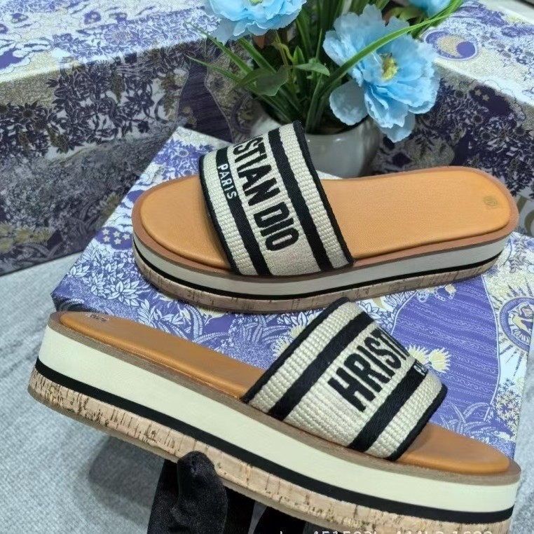 Versión alta 25 nuevas zapatillas bordadas de moda D zapatillas de playa casuales de un pie de altura