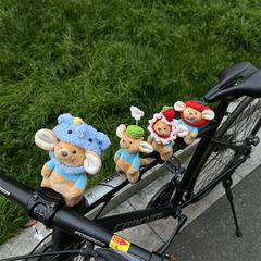 東堤の同じタイプの小豆の自転車の装飾の人形の子供はマウンテンバイクに乗ります。