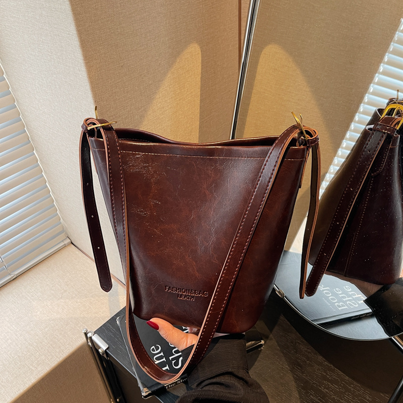 Bolsa de cubo retro coreana para mujeres 2025 nuevo invierno de alta calidad bolso de madre de sensación de hombro casual bolso de hombro