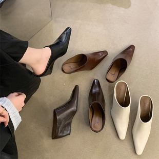 �W�����^����ЬŮ��ƤС���^�¸��߸����ϕr���⴩�ָ���������Ь