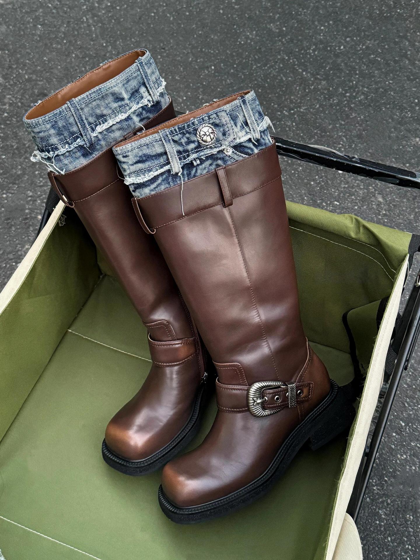 Stile da ciclista, progettato specificamente per le donne, realizzato in tessuto denim, con fibbie in metallo e vera pelle in stile western._voghion.com