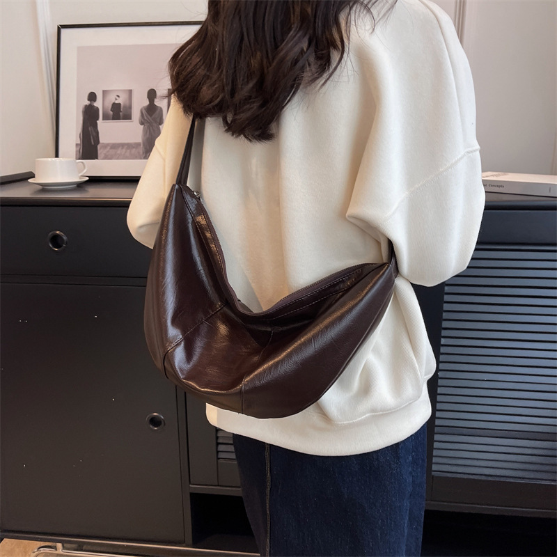 Fashionable Large-Capacity Dumpling Bag for Women, Korean New Style Crossbody Bag for Women, Versatile Super Cool Shoulder Bag, Niche Bag