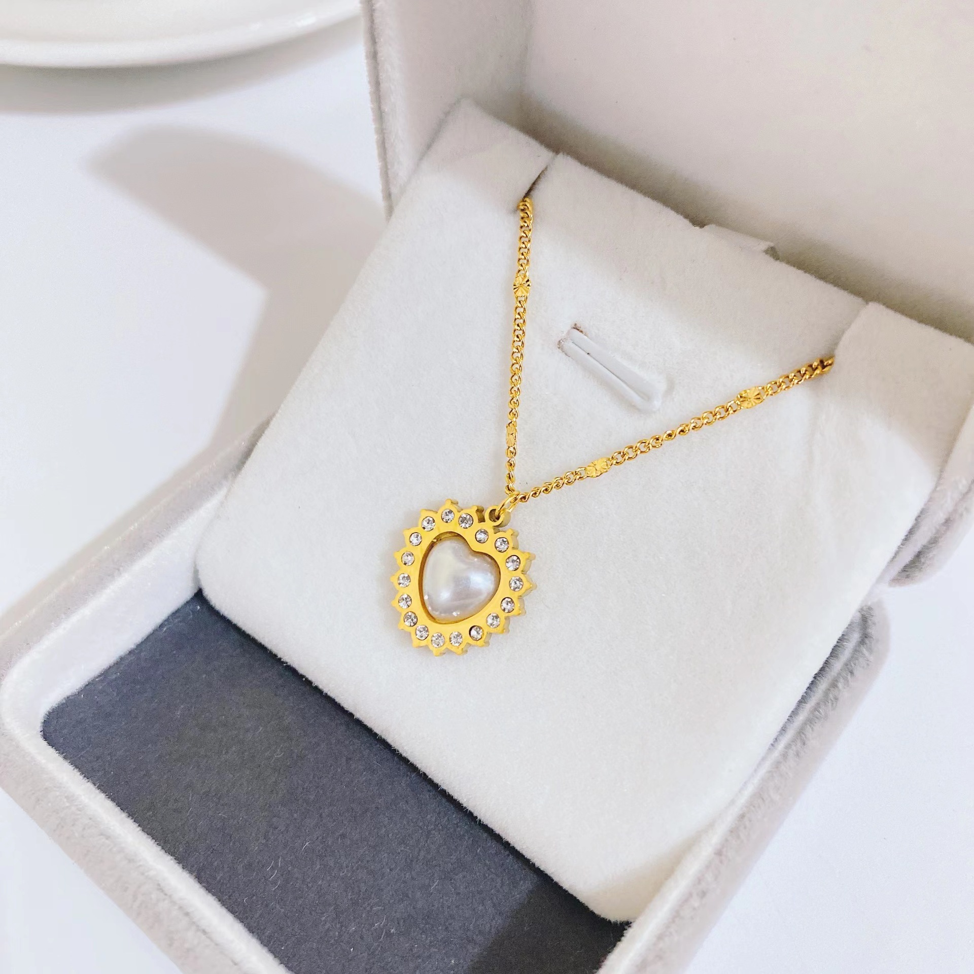 Fashion New Titanium Steel Plated 18k Gold Simple Heart-shaped Micro-diamond Clavicle Chain display picture 5