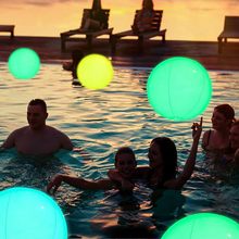 现货40cm充气发光沙滩球PVC水上夜景灯16色泳池球防水漂浮闪光球