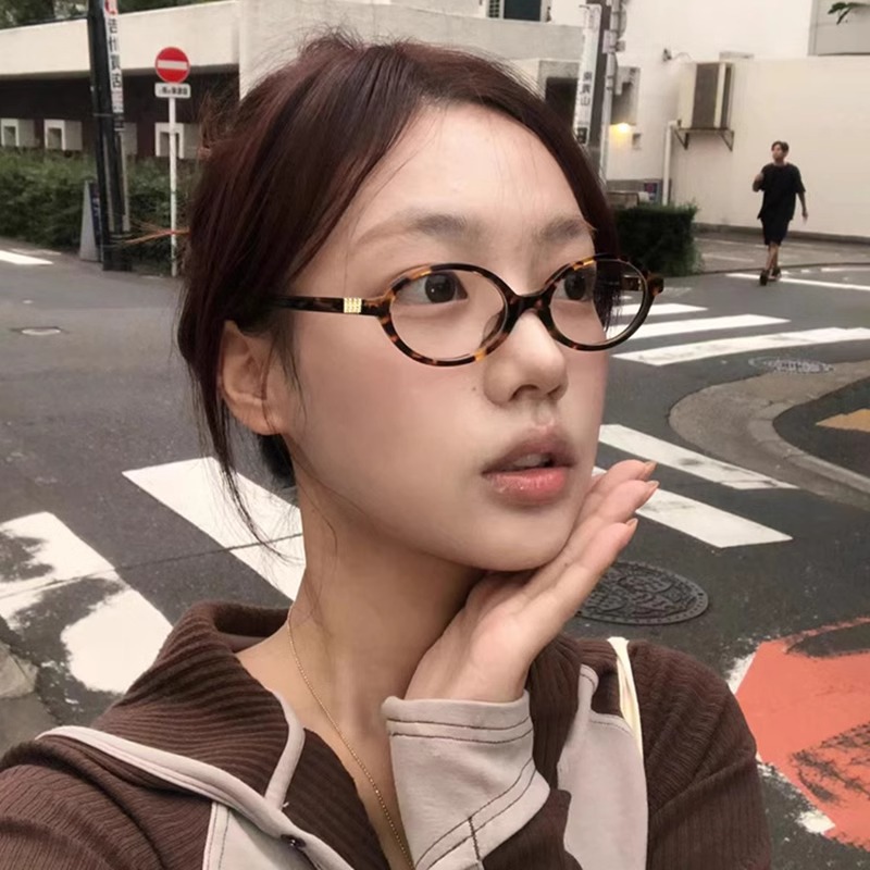 El nuevo Zhang Yuanying, el mismo modelo, marco de gafas, espejo plano ovalado nerd, marco pequeño, antiluz azul, espejo de lectura femenino Han Su Yan