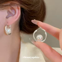 Серебряные серьги-кольца с жемчугом для женщин, серьги в минималистском стиле с легкой роскошью и изысканным ощущением, нишевые серьги высокого класса.