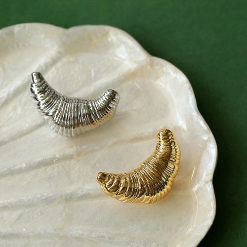 Fever-style horn bag brooch for women, suitable for all seasons, temperament, stereoscopic and cute, new fashion and personalized brooch.