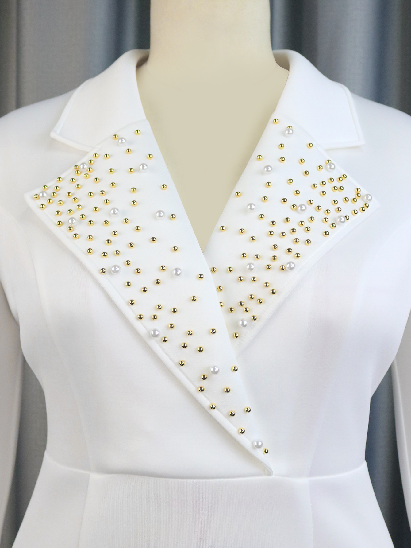 Robe grande taille élégante avec col tailleur et épaulettes_voghion.com