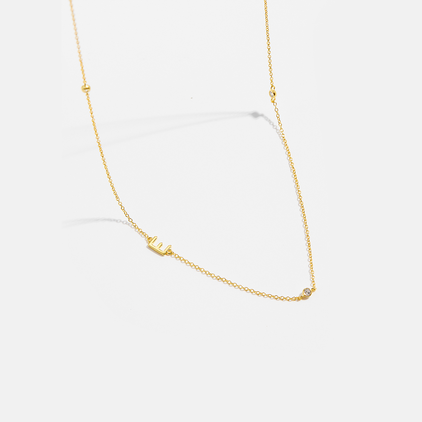 Collar con el alfabeto inglés de 26 letras para mujer, plata de ley S925, cadena de clavícula elegante y brillante, joyería nueva y popular en stock, venta al por mayor