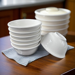 白い陶磁器の調味料を卸売りします。レストランでは家庭用の調味料を作ります。