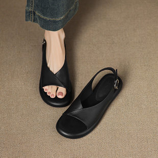 2026 new summer style lightweight French V-mouth sandals for women, one-strap outer wear, comfortable soft-soled beach shoes, Roman shoes