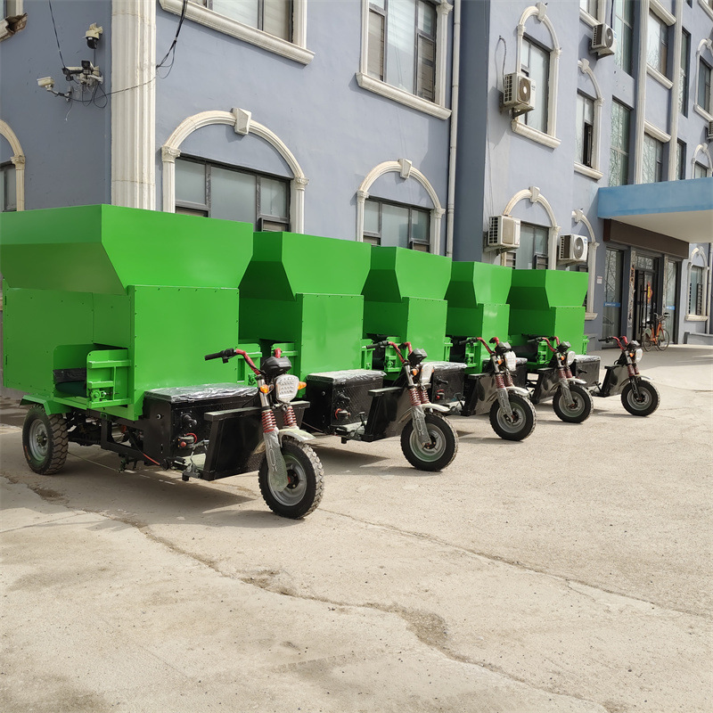 电动三轮自动撒料车 3立方养殖场喂料机 25马力车载式投喂车