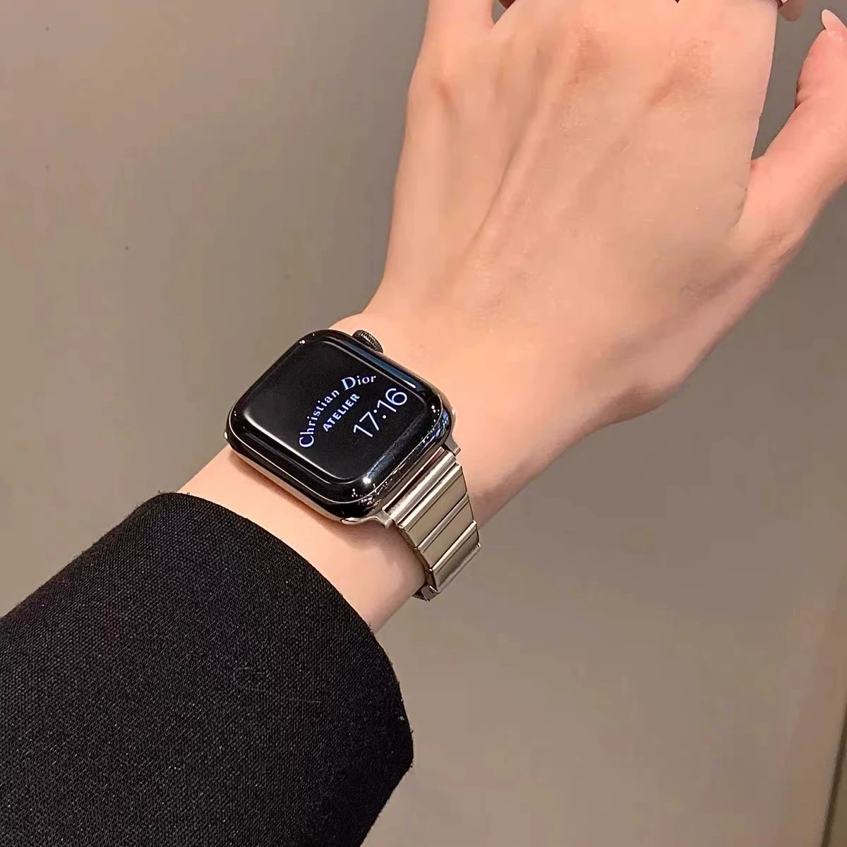 Совместимый ремешок для Apple Watch S9: iWATCH10 представляет собой женский металлический ремешок для Apple Watch.