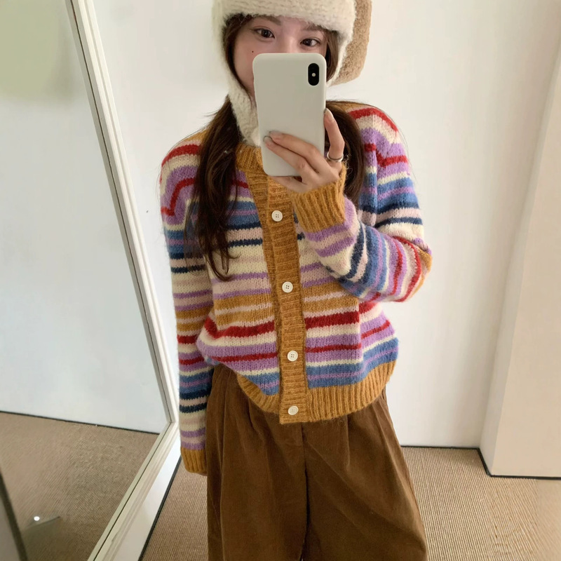 Korean-style vintage rainbow striped color-blocked round-neck knitted cardigan for autumn and winter with a contrasting color design Korean-style vintage rainbow striped color-blocked round-neck knitted cardigan for autumn and winter with a contrasting color design